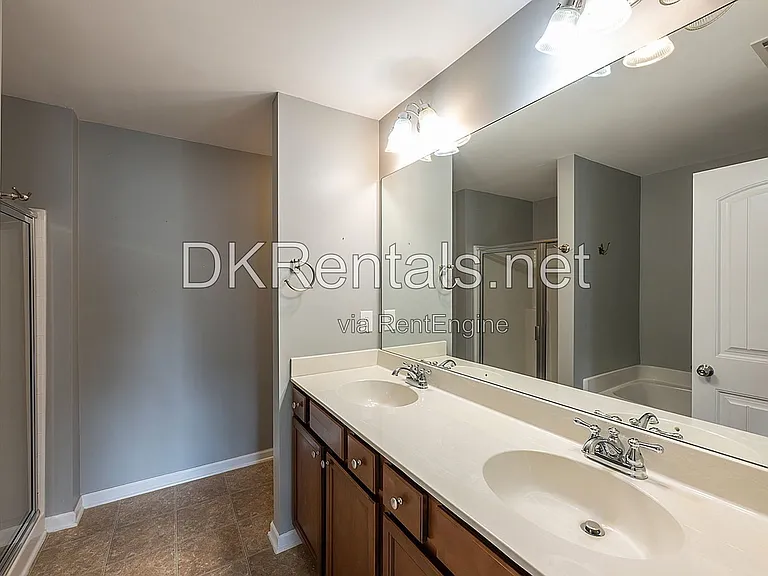 345 Franklin Ln — Photo 2