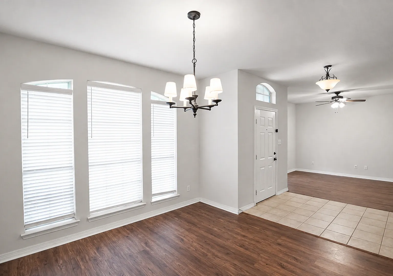 For Lease! Stunning 3 Bedroom, 2 Bathroom, 2 Car Garage Home Located In Country Brook Park Estates — Photo 2