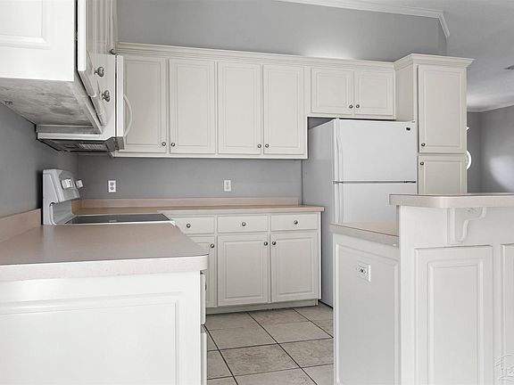 5th image of 4024 Longwood Cir