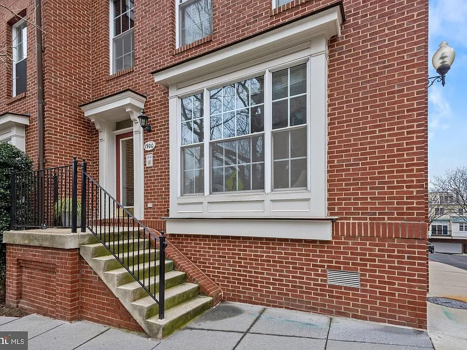 Entrance to corner unit