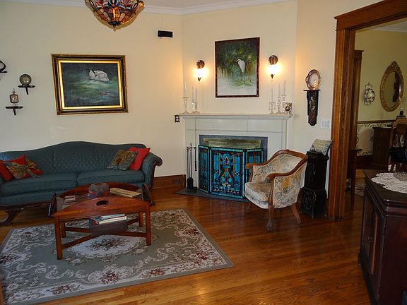 4th image of 208 W Mill St