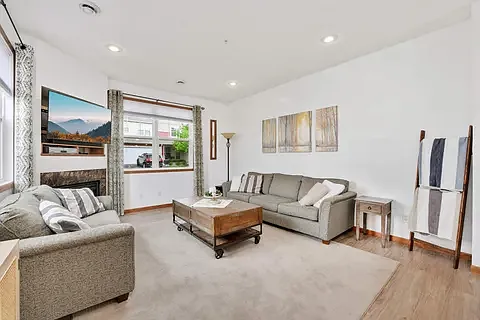 3 bed, 2.5 bath, 1638 sqft, $2,600 — Photo 3