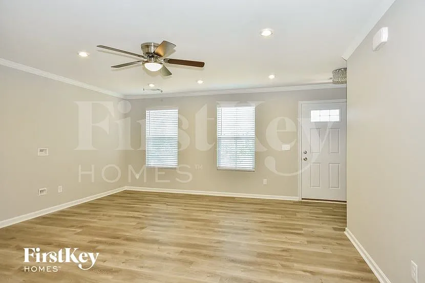 5 bed, 2.5 bath, 1920 sqft, $2,290 — Photo 3