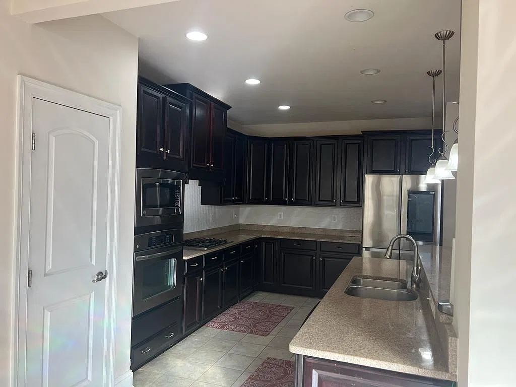 3 bed, 3.5 bath, 3200 sqft, $1,300 — Photo 3