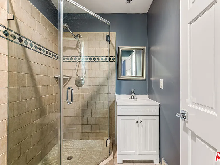 1112 S Highland Ave — Photo 12