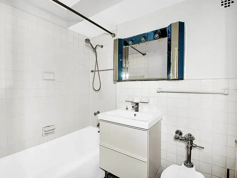150 E 61st St #2E — Photo 9