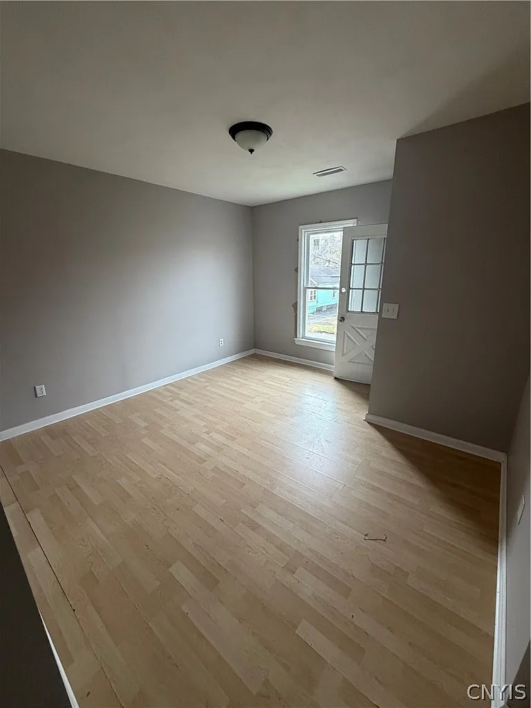 4 bed, 1.0 bath, 2092 sqft, $1,600 — Photo 3