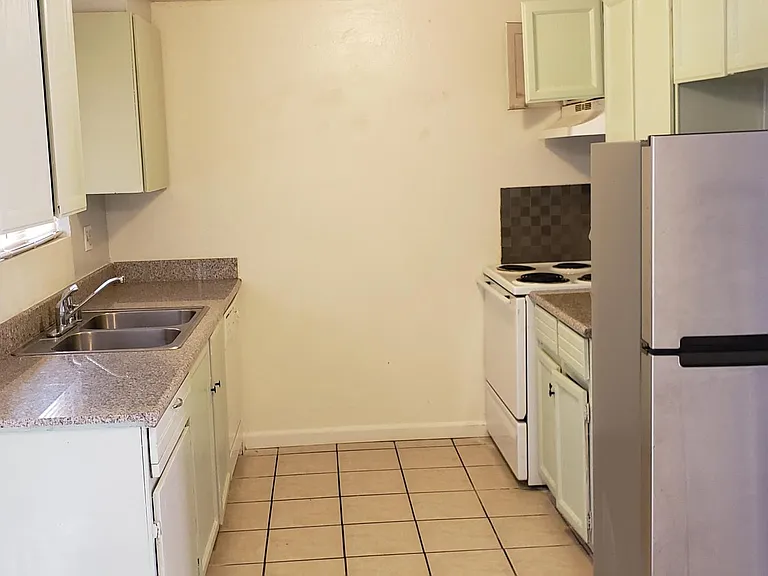 748 E Swain Rd — Photo 2