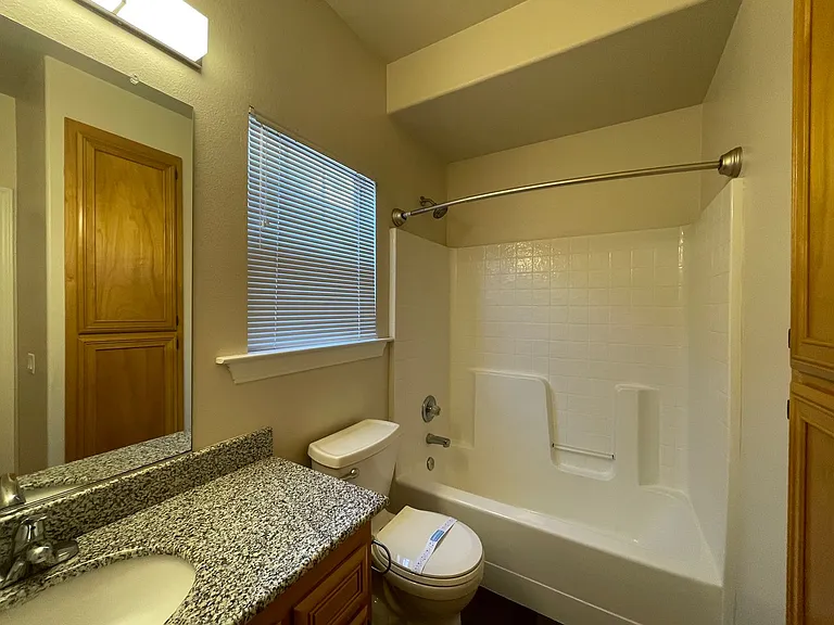 Exceptionally Spacious and Modernized 2x2 Townhouse w/Garage and Washer/Dryer Hookups! — Photo 21