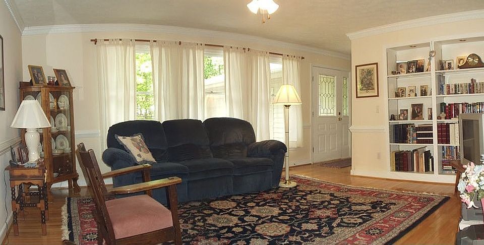 Livng Rm w/built-ins