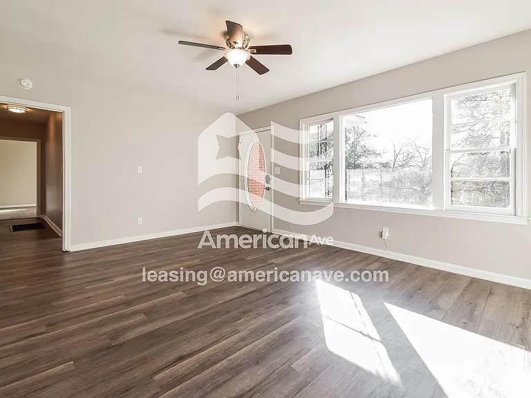 1038362_002_wm_-_living_room_13470365.jpg