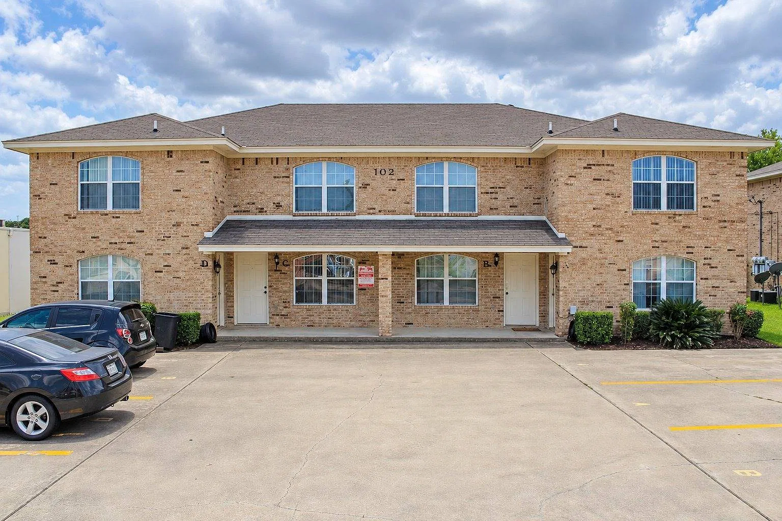 2 bed, 2.5 bath, 5204 sqft, $995 — Photo 1