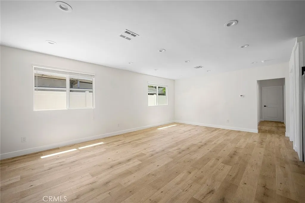 3 bed, 3.5 bath, 1453 sqft, $4,350 — Photo 3