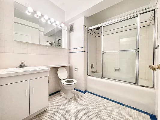 Rented by Manhattan Realty Group | media 18