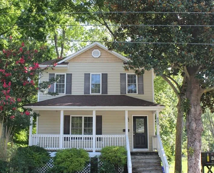 605 Avery St — Photo 1