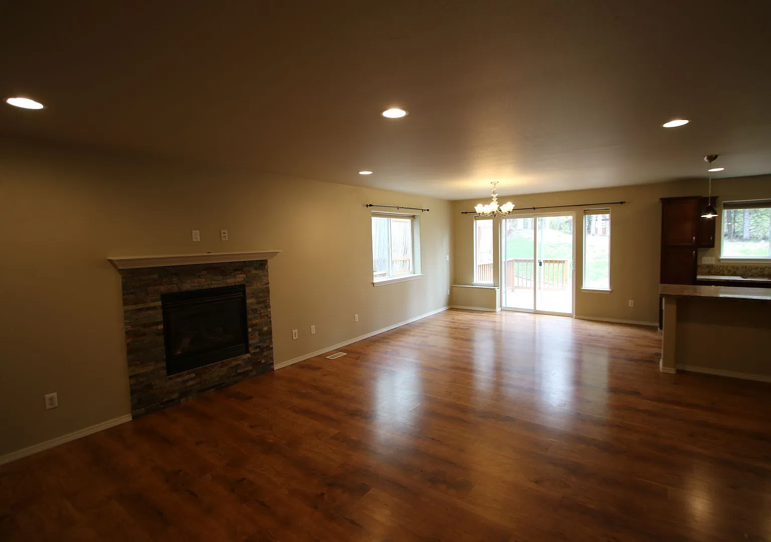 4 Bedroom Eagle River Home! — Photo 4