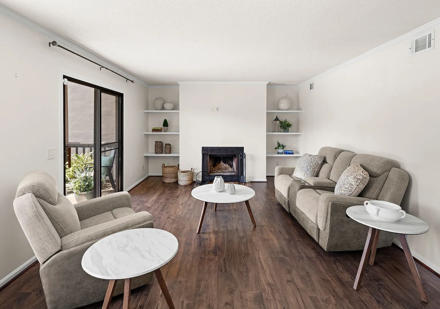 Attractive Courtside Condo - Club Membership Included! — Photo 2