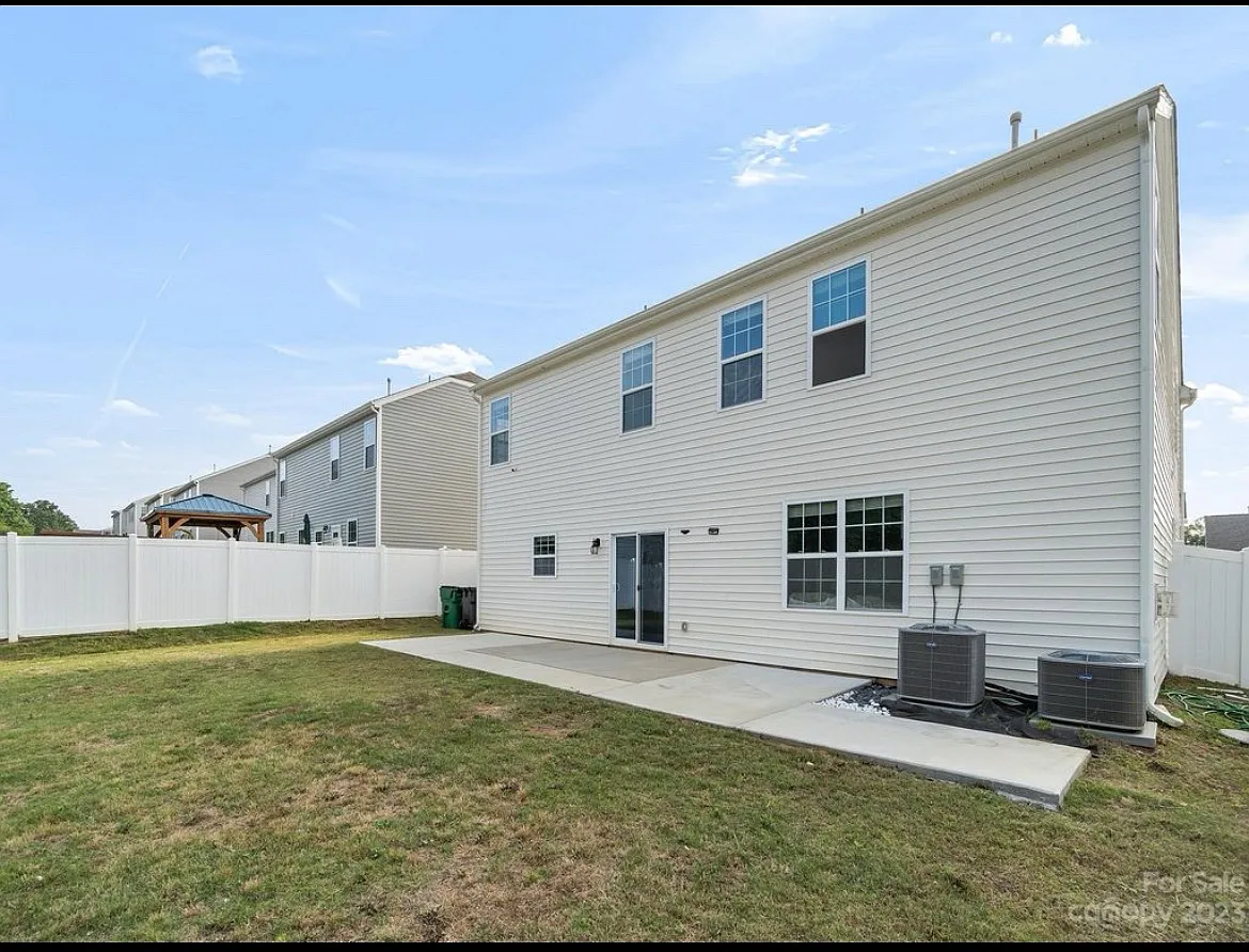 2132 Highland Knoll Dr — Photo 4