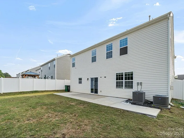 2132 Highland Knoll Dr — Photo 4