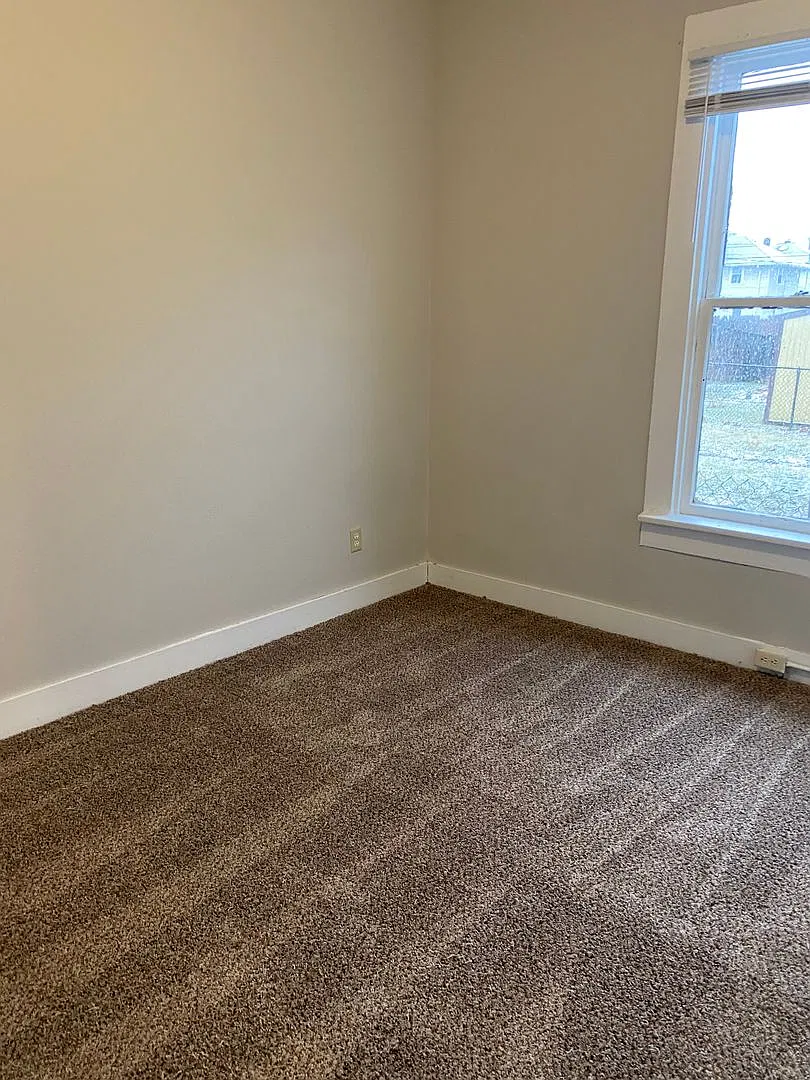 Vintage One Bedroom Located at 1515 Tecumseh St — Photo 4