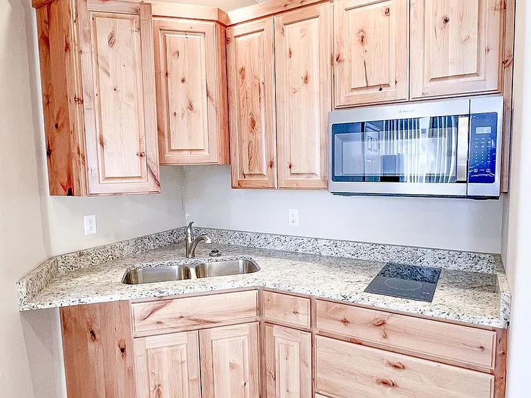 1060 N Louis St — Photo 2