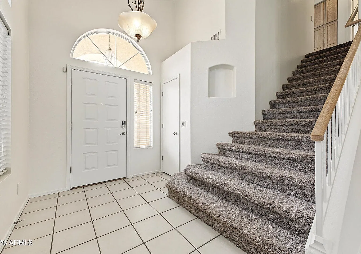 Wonderful and spacious home in Glendale w/pool and view fencing. — Photo 3