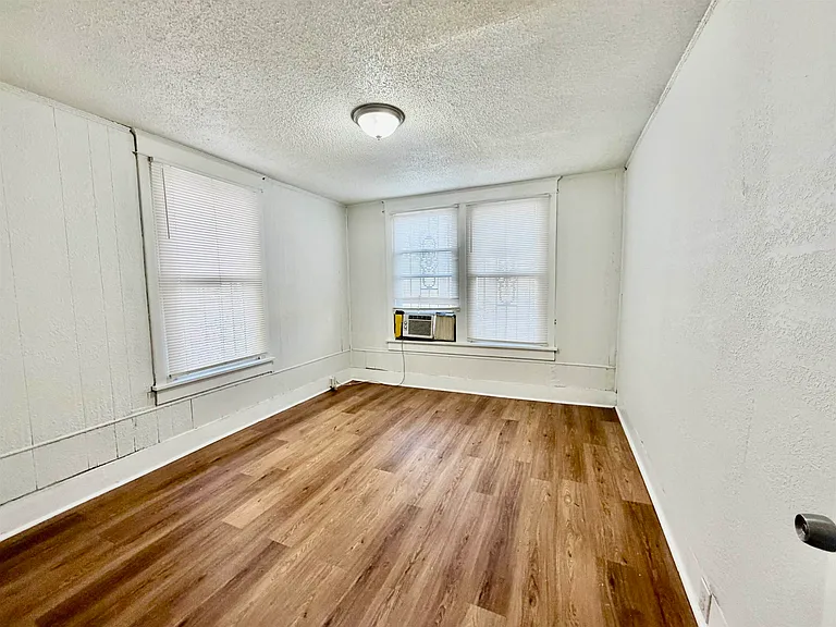 1075 Kney St — Photo 3