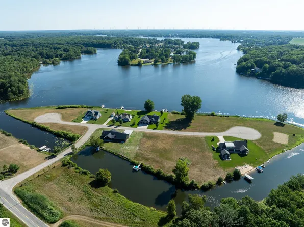 1007 Trebuh Ct, Lake Isabella, MI 48893