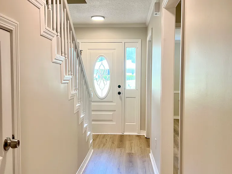 102 Laguna Cir — Photo 3