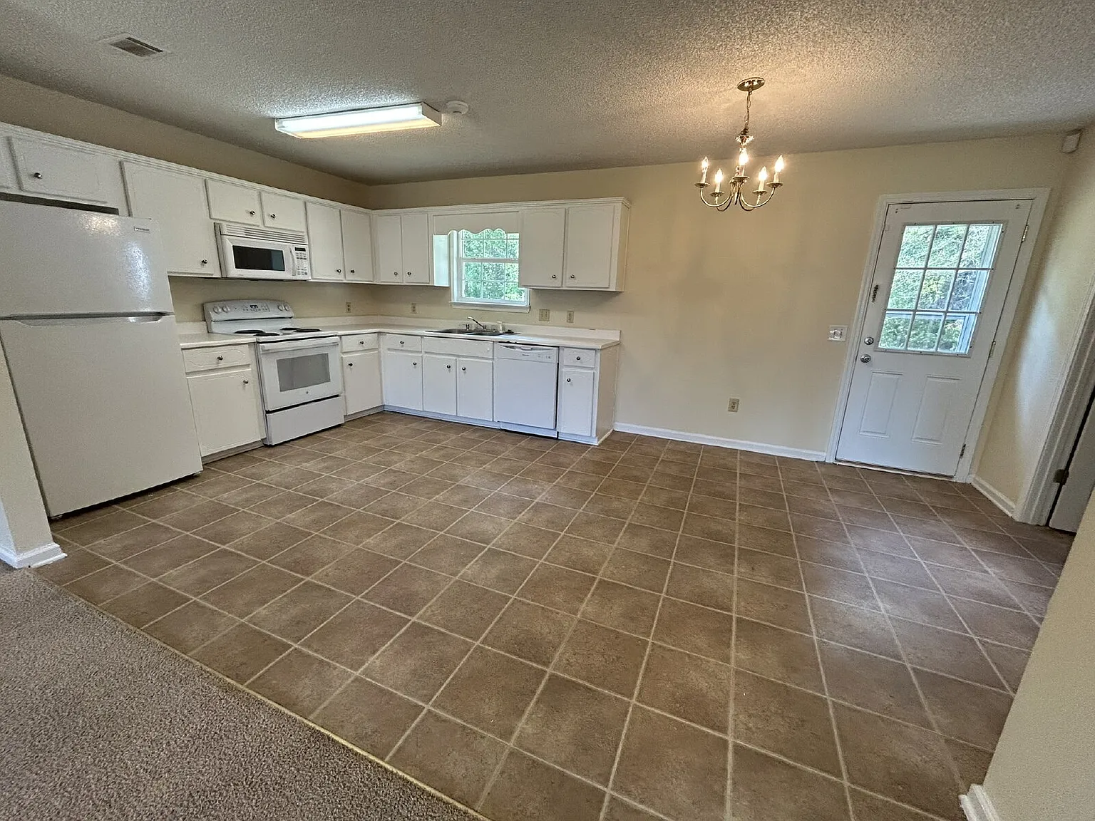 4 bed, 2.0 bath, 1445 sqft, $1,800 — Photo 3