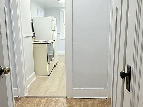 2nd image of 524 Pitt St W #103