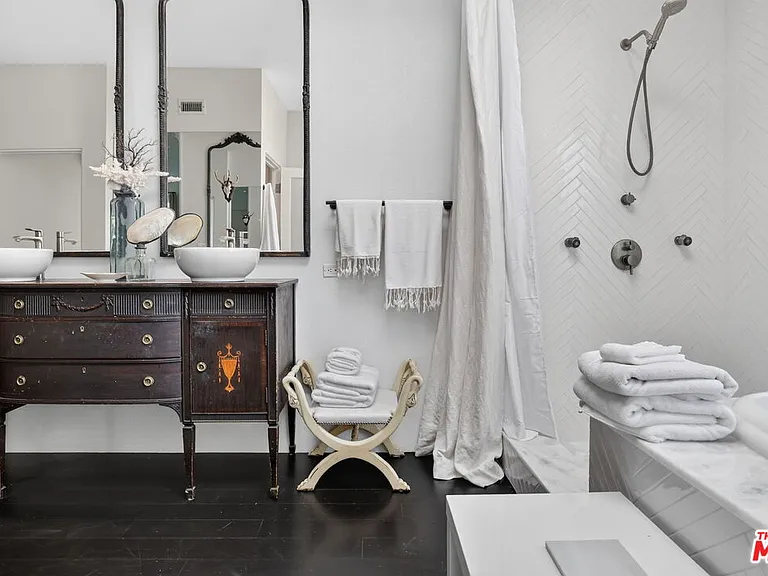 2425 Clement Ave — Photo 37