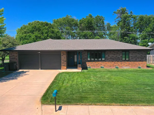 1720 Apache Ave, Hastings, NE 68901