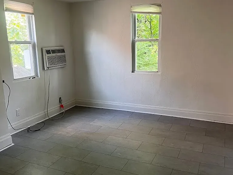 5531 Howe Street — Photo 4