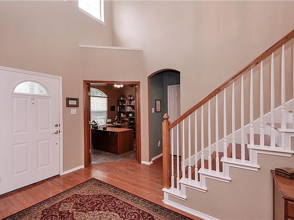 2nd image of 1323 Hillcrest Dr