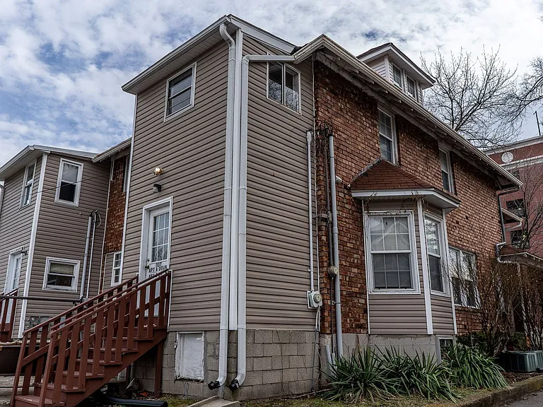 1107 E Walnut St — Photo 1