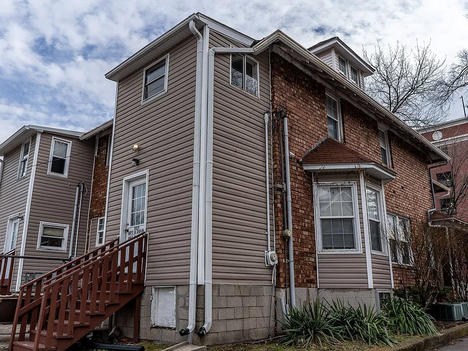 1107 E Walnut St