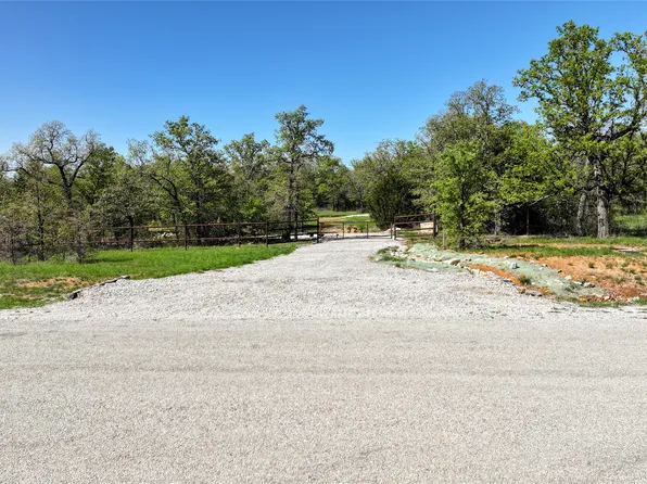 321 Silver Leaf Dr, Sunset, TX 76270