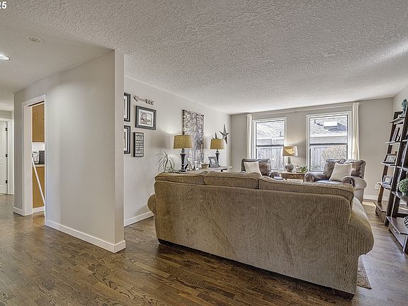 5th image of 610 NE Josephine Ct