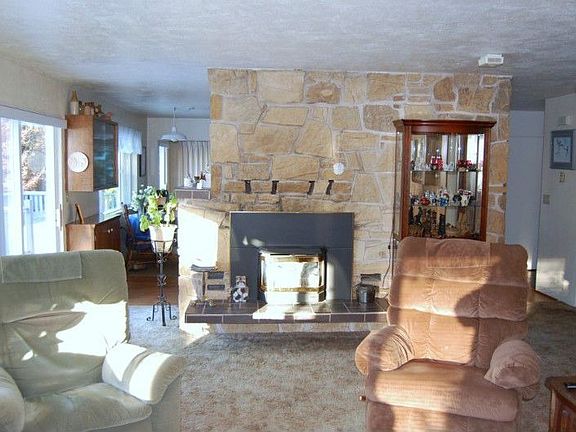Sunny living room wpropane fireplace insert