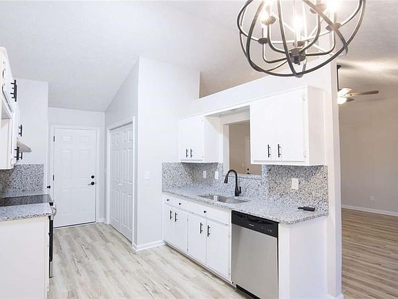 4th image of 824 Eastmont Rd