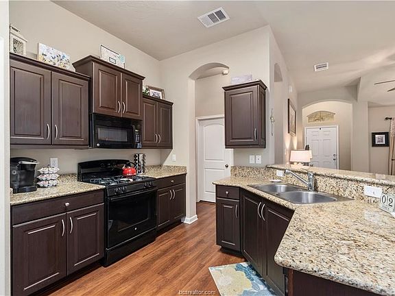 4th image of 1056 Venice Dr