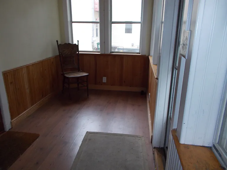542 Putnam St — Photo 7