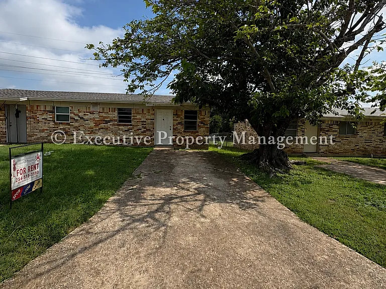 410 Sunset Ln — Photo 1