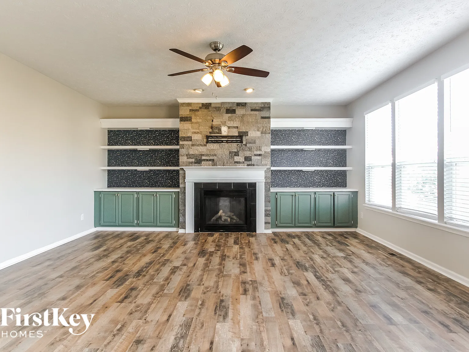 4 bed, 2.5 bath, 3046 sqft, $3,520 — Photo 4