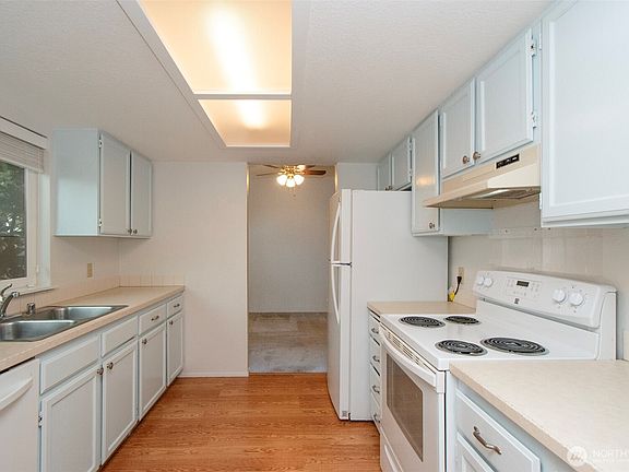 4th image of 863 N Littlejohn Way