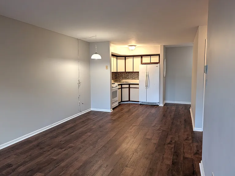 2021 Hawthorne Ln — Photo 3