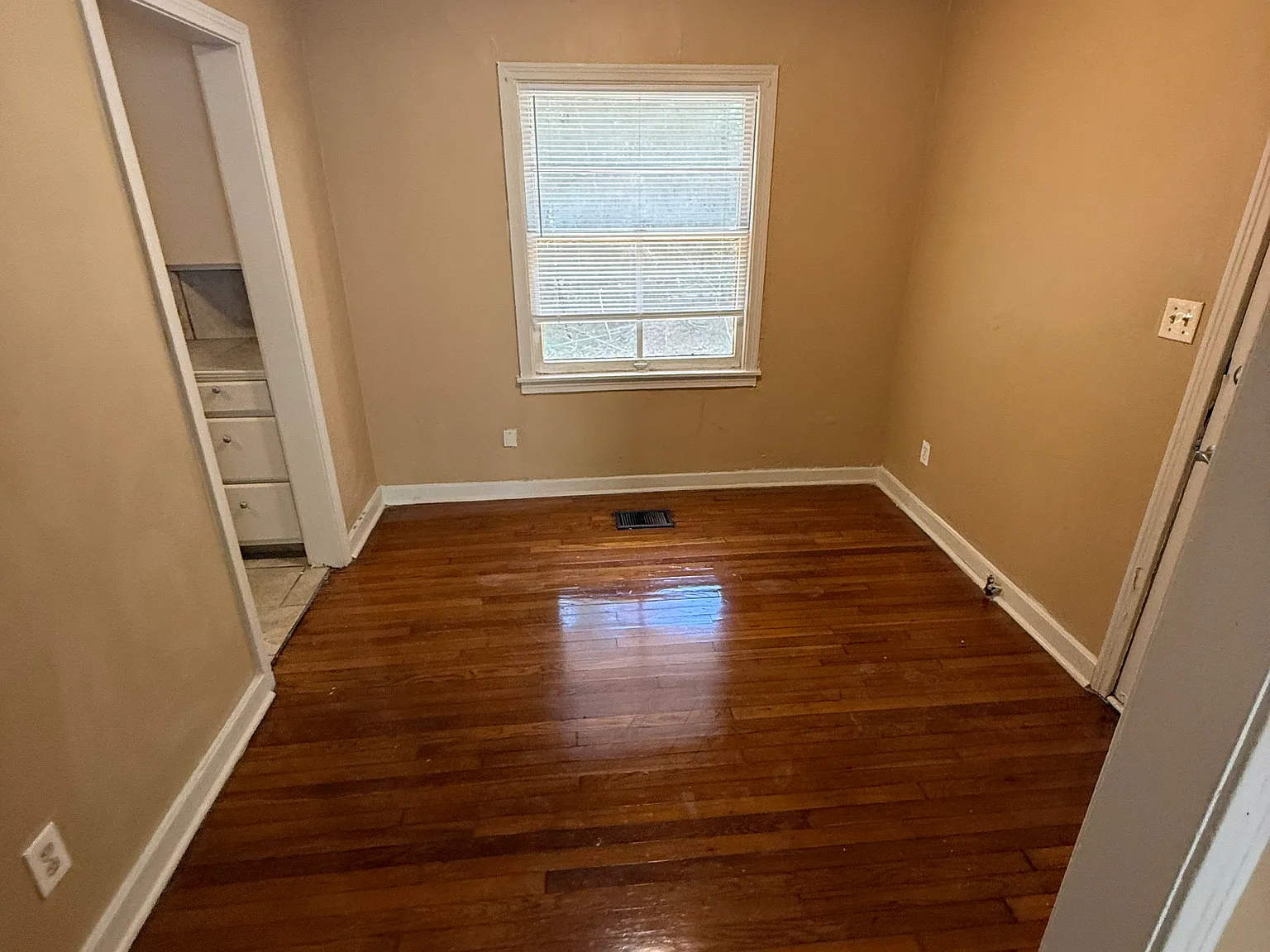 3 bed, 1488 sqft, $1,000 — Photo 3