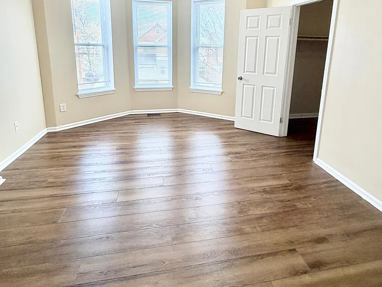 138 Hallock Ave #2R — Photo 10