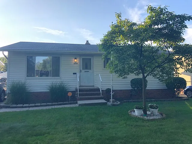 4588 Admiral Dr photo 1